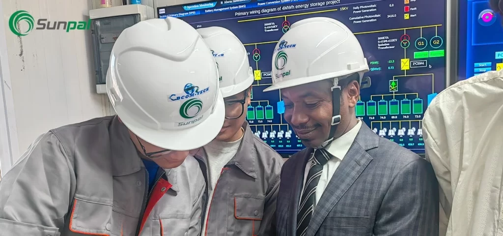 Ingenieros de Sunpal y funcionarios locales revisando los datos de EMS en la planta híbrida de Chad.