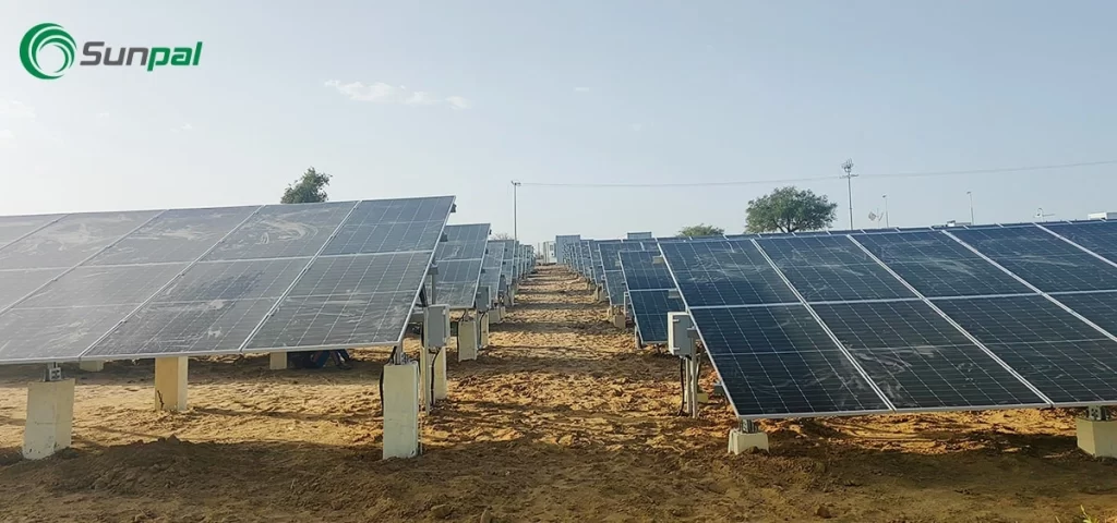 Conjunto de paneles solares montados en el suelo en el proyecto híbrido de 1,5 MW de Sunpal en Chad.