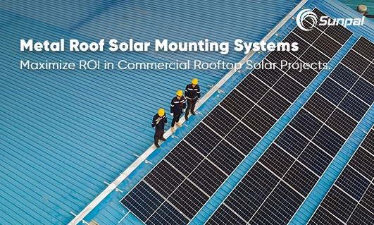 Luftaufnahme eines blauen Metalldachs mit Reihen von Solarmodulen; drei Arbeiter in Schutzkleidung gehen einen schmalen Weg zwischen den Modulen entlang; Sunpal-Logo oben rechts.